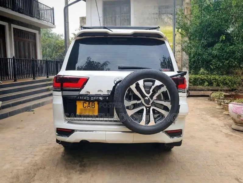 Toyota Land Cruiser V8 2013
