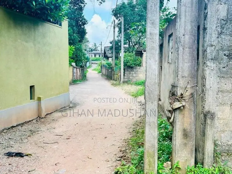 Land for Sale in Ambathale