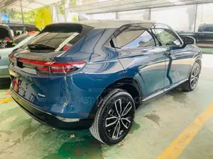 Honda Vezel Z play moon roof 2024