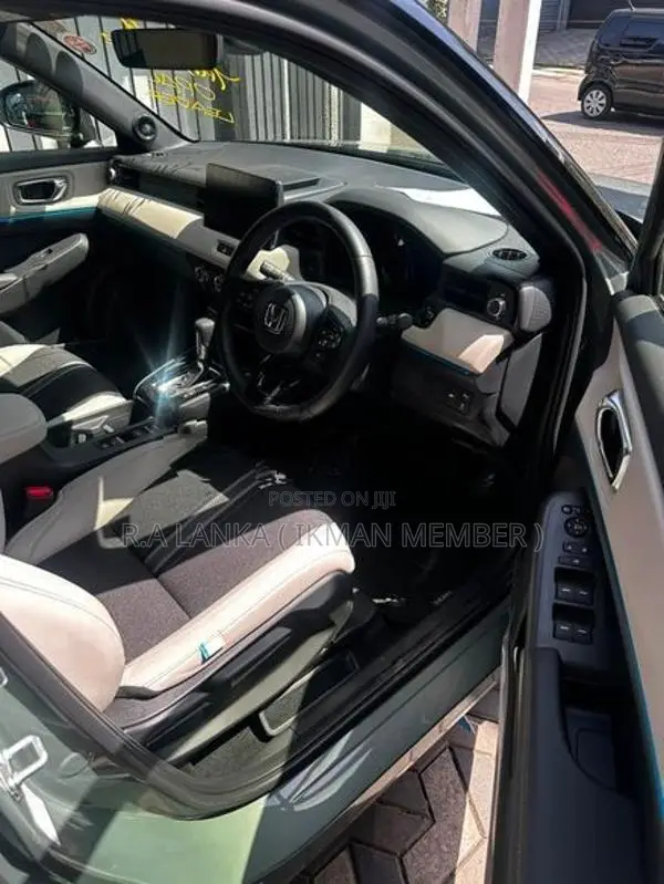 Honda Vezel Z Play Moonroof 2025