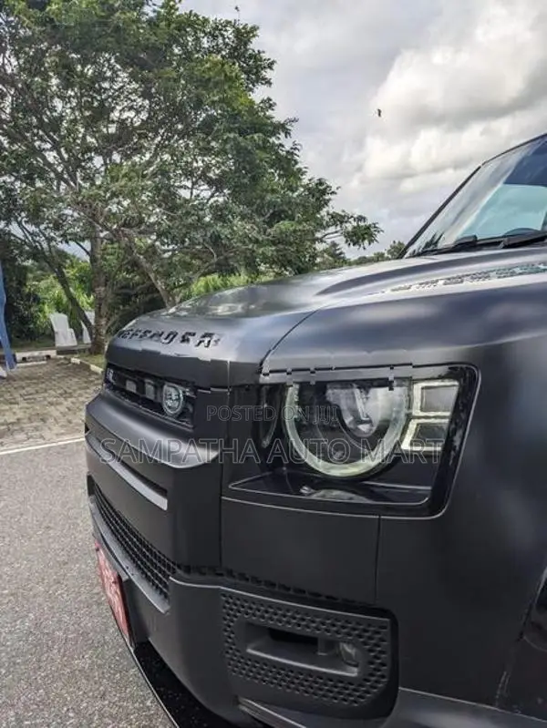Land Rover Defender 110 BLACK PCK P300 2023