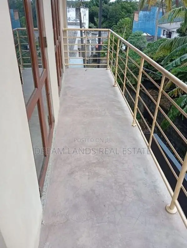 Upper floor apartment for rent batharamulla