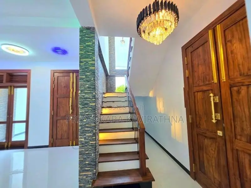 නවීන පන්නයේ සුකෝපබෝගී අලුත්ම තෙමහල් නිවස විකිනීමට - කහතුඩුව
