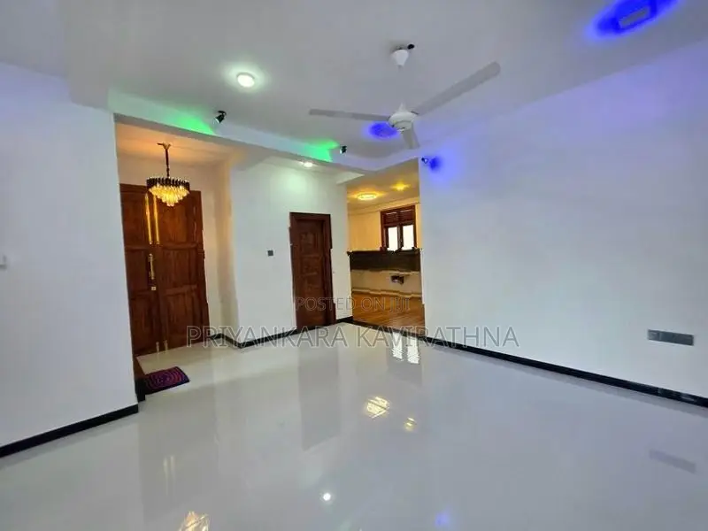 නවීන පන්නයේ සුකෝපබෝගී අලුත්ම තෙමහල් නිවස විකිනීමට - කහතුඩුව