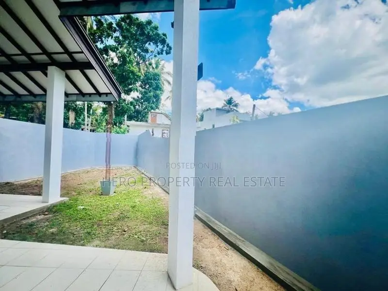 Modern House for Sale in Athurugiriya