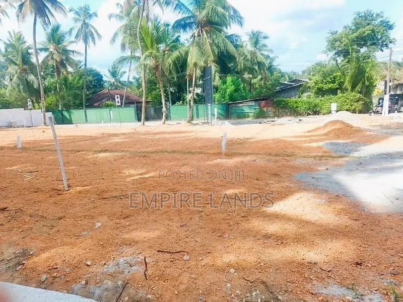 වටිනා කමෙන් ඉහළ හෝමාගම 138 පාරට ඇවිදින දුරින් නේවාසික බිම් කොටස්