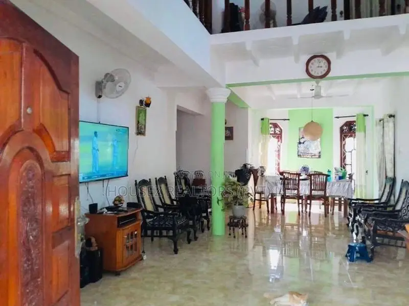 Spacious 4-Bedroom House for Sale – Minuwangoda