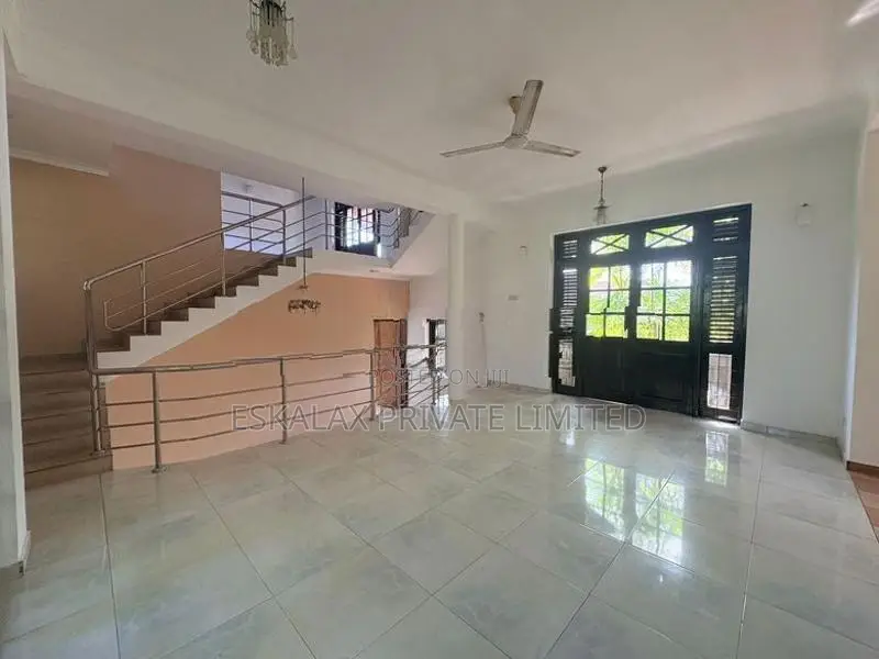 3-Storey 4BR House For Rent in Battaramulla |EH424