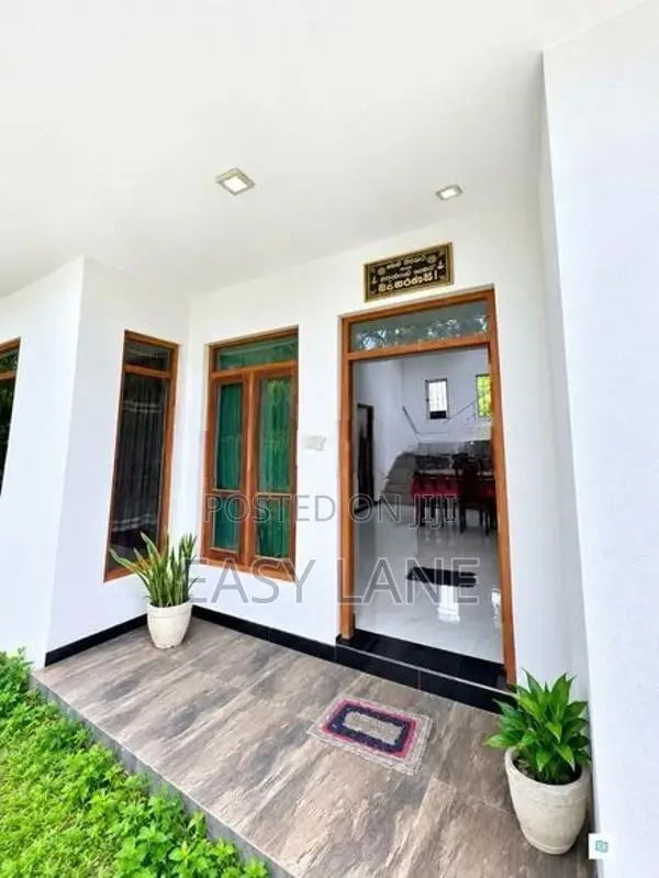 බණ්ඩාරගම පර්චස් 10 වටිනා දෙමහල් නිවස