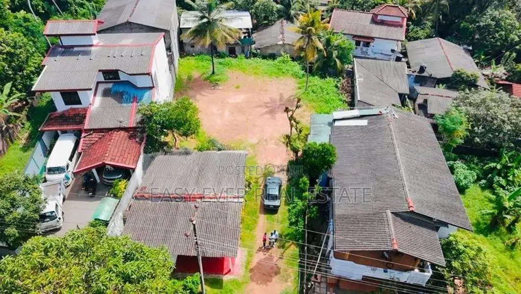 කඩවත – Highway Entrence ලගින් නේවාසික ඉඩමක්