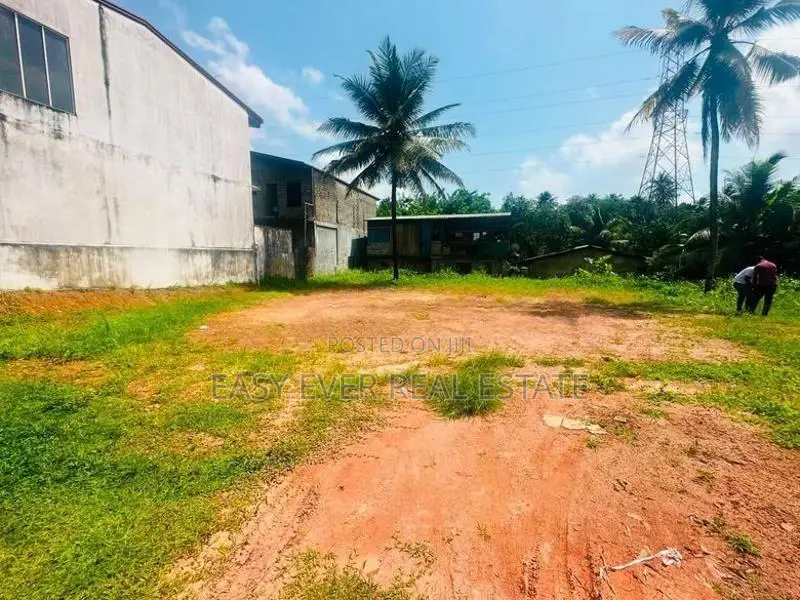 කඩවත – Highway Entrence ලගින් නේවාසික ඉඩමක්