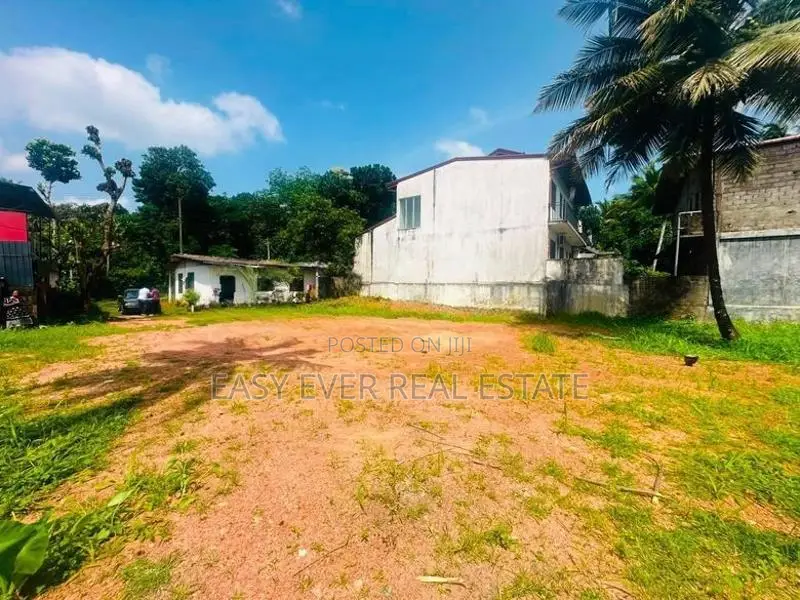 කඩවත – Highway Entrence ලගින් නේවාසික ඉඩමක්