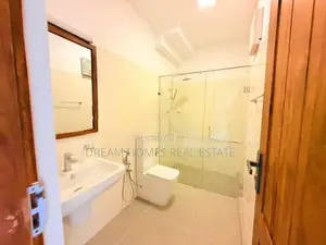 Spacious Luxury Home with Garden for Rent in Pelawatte