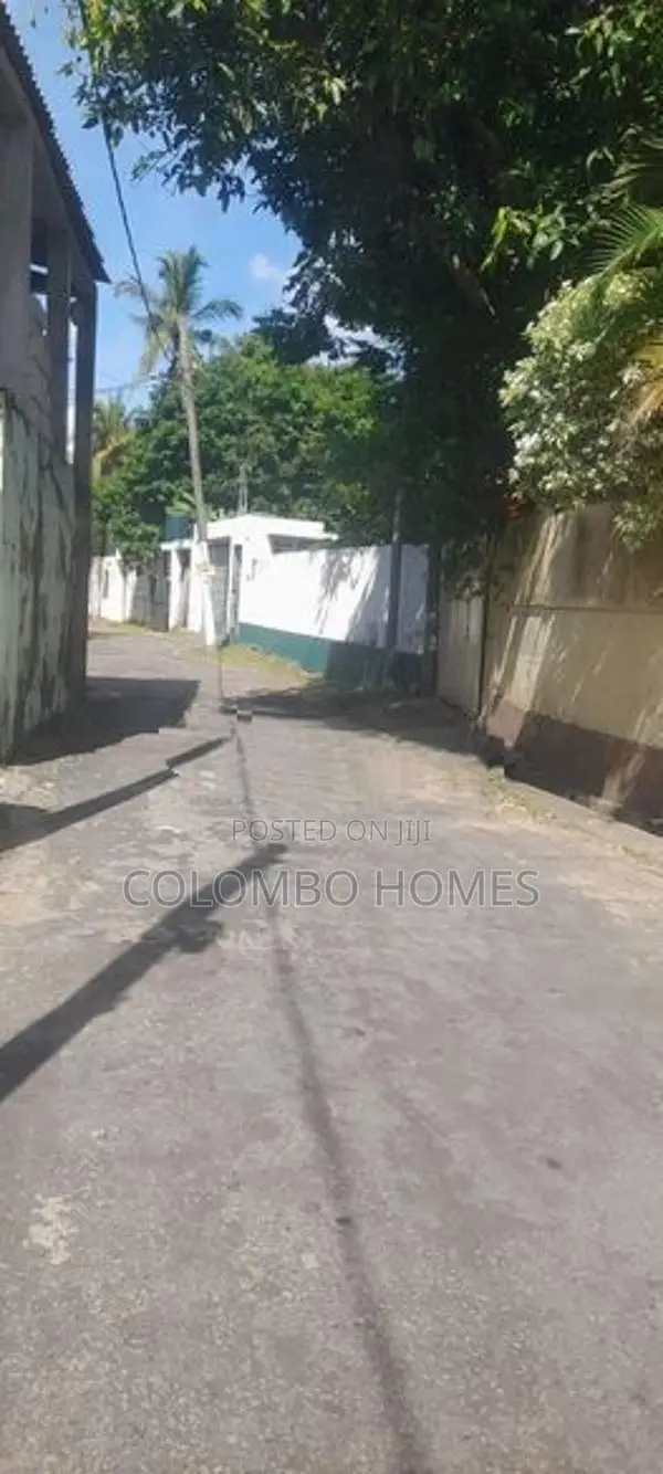 10 perches land with livable house for sale - woodland Mawatha , Dehiw