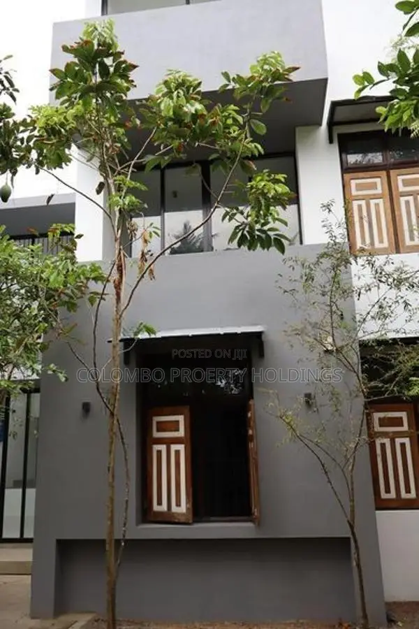 Elegant 03 Storey Office For Rent In Boralesgamuwa [ 176 C ]