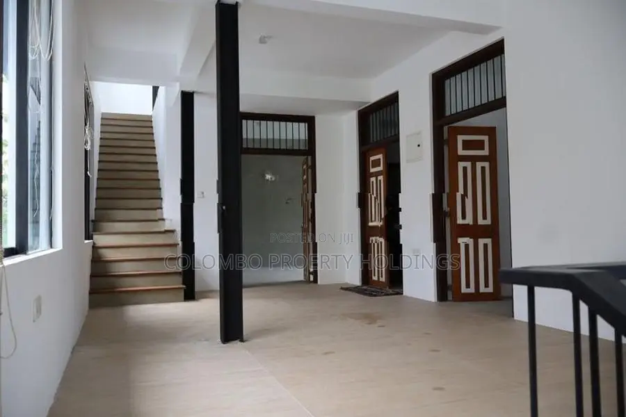 Elegant 03 Storey Office For Rent In Boralesgamuwa [ 176 C ]