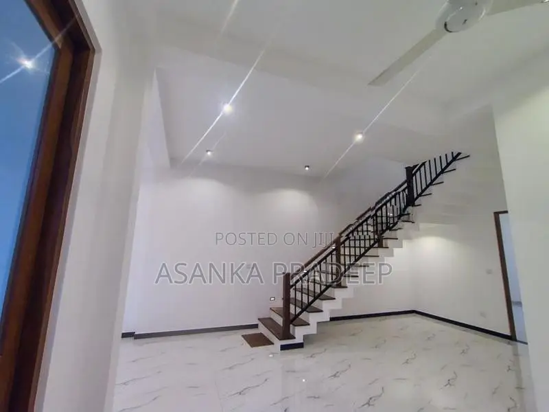 500m to Maharagama Brand New Three Storey Luxury House for Sale(rrki8s