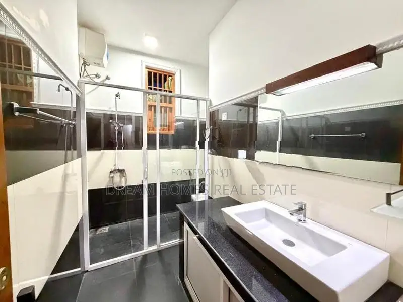 Luxury House for Sale – Home with Pool and Garden-Baththaramulla
