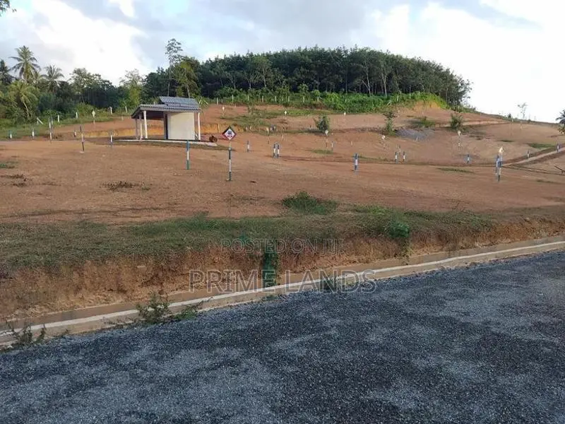 කලුතර බිම් කොටස්