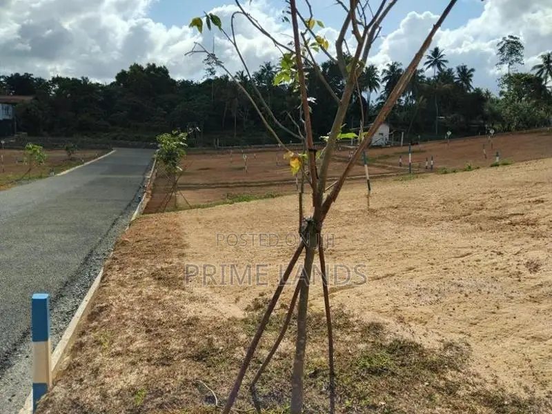 කලුතර බිම් කොටස්