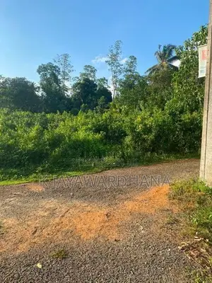 දෙකටනින් ඉඩමක් Dekatana