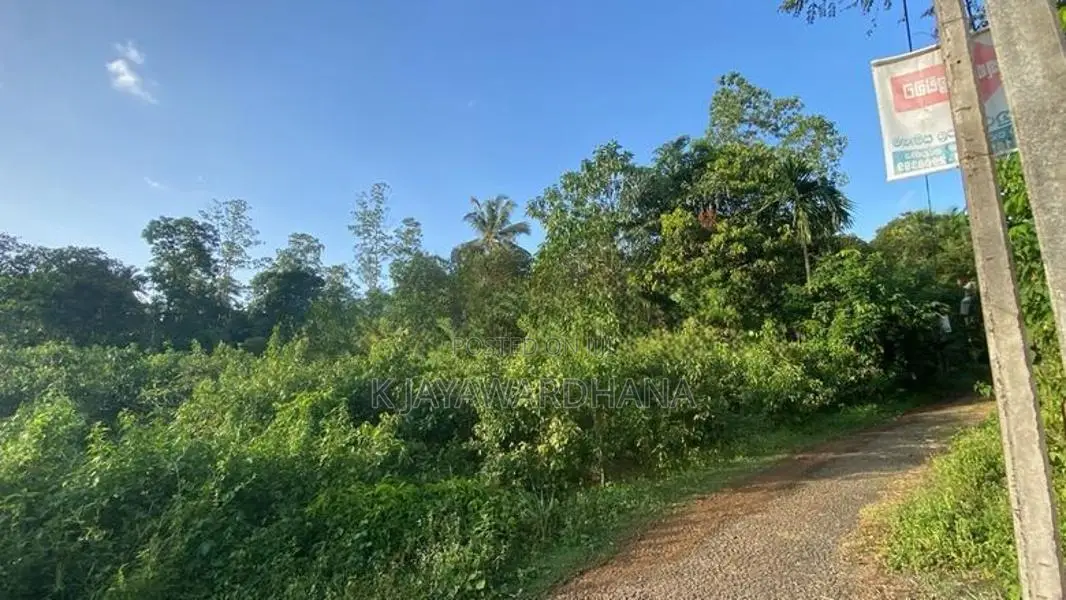 දෙකටනින් ඉඩමක් Dekatana