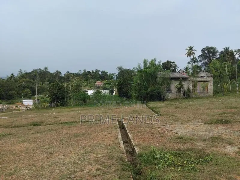 කලපුගමින් නේවාසික බිම් කොටස්