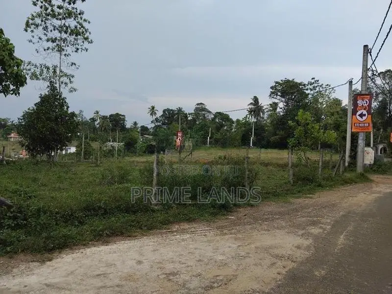 කලපුගමින් නේවාසික බිම් කොටස්
