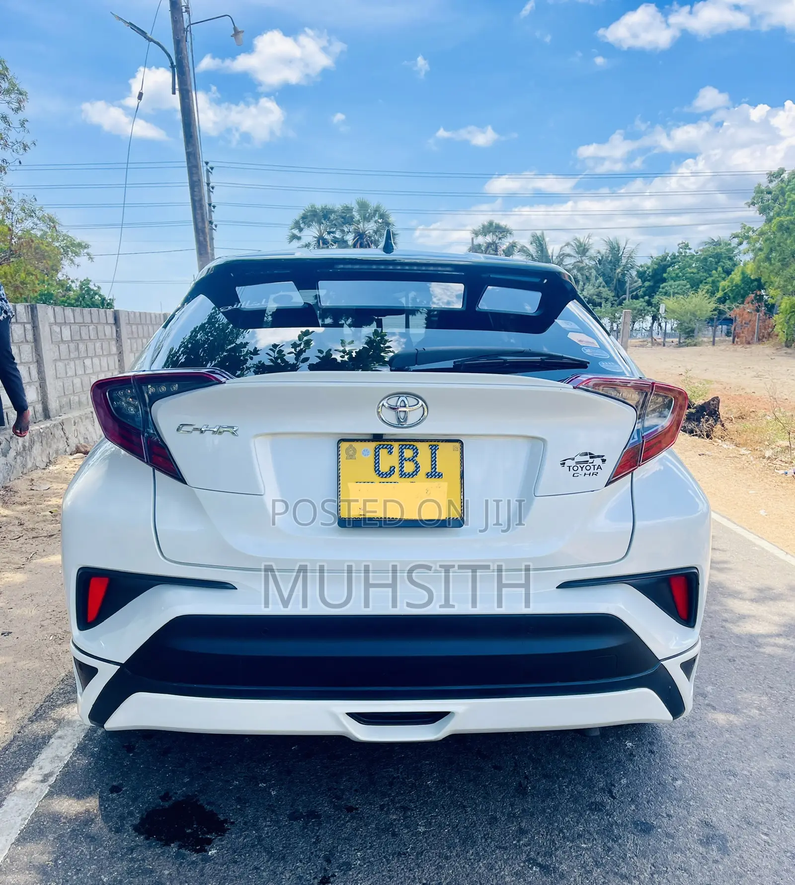 Toyota C-HR XLE FWD Sport Utility (2.0L 4cyl 2AM) 2018 White
