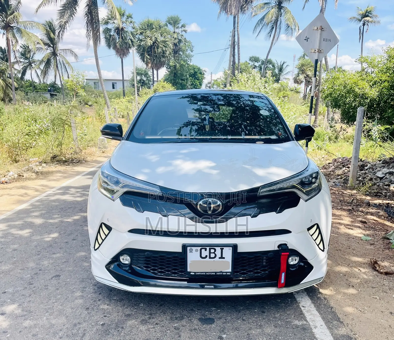 Toyota C-HR XLE FWD Sport Utility (2.0L 4cyl 2AM) 2018 White