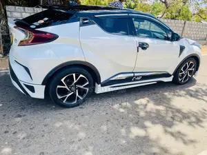 Toyota C-HR XLE FWD Sport Utility (2.0L 4cyl 2AM) 2018 White