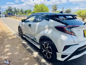 Toyota C-HR XLE FWD Sport Utility (2.0L 4cyl 2AM) 2018 White