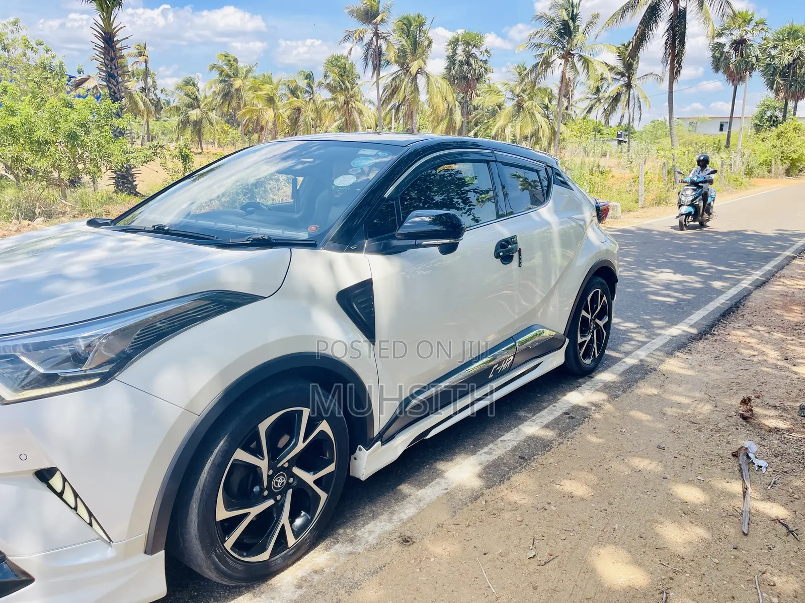 Toyota C-HR XLE FWD Sport Utility (2.0L 4cyl 2AM) 2018 White