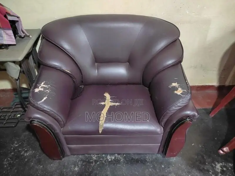 This dark brown 3-seater PVC sofa