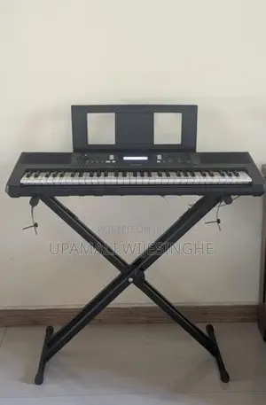 Yamaha PSR E373 keyboard with stand - Excellent Condition