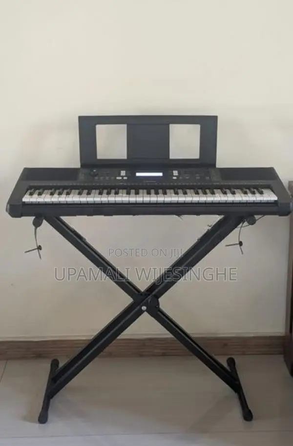 Yamaha PSR E373 keyboard with stand - Excellent Condition