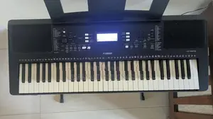 Yamaha PSR E373 keyboard with stand - Excellent Condition