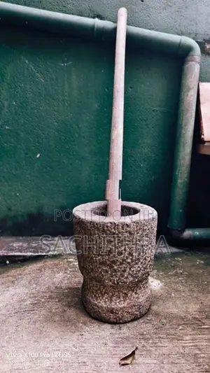 ඇන්ටික් ඇඹුරුම් ගලක් හා ගල් වංගෙඩියක්
