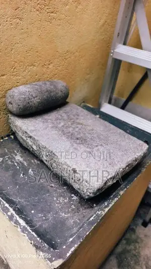 ඇන්ටික් ඇඹුරුම් ගලක් හා ගල් වංගෙඩියක්