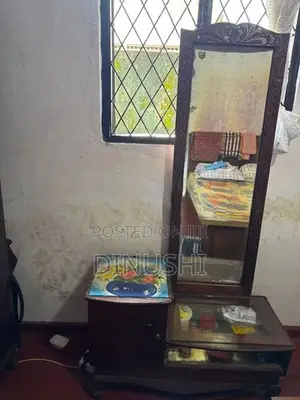 තේක්ක කන්නාඩ් මේසයක්
