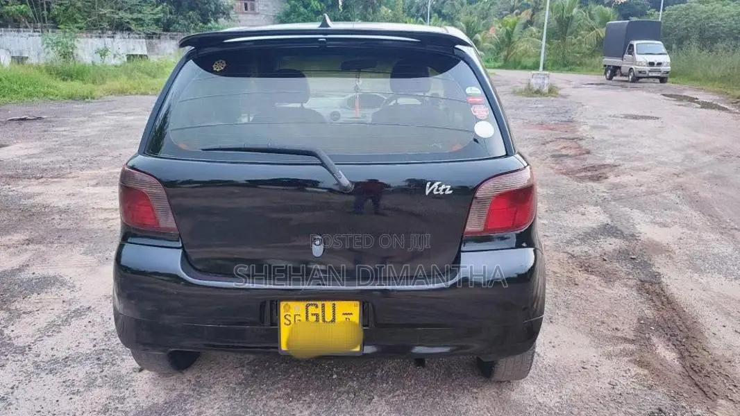 Toyota Vitz 2000 Car (Used)