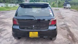 Toyota Vitz 2000 Car (Used)