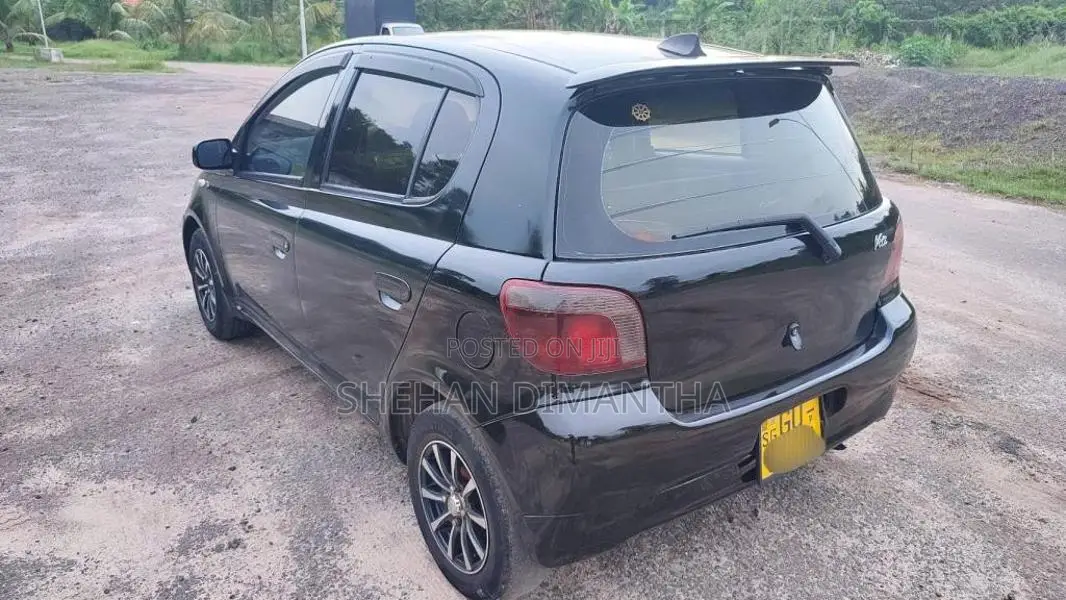 Toyota Vitz 2000 Car (Used)