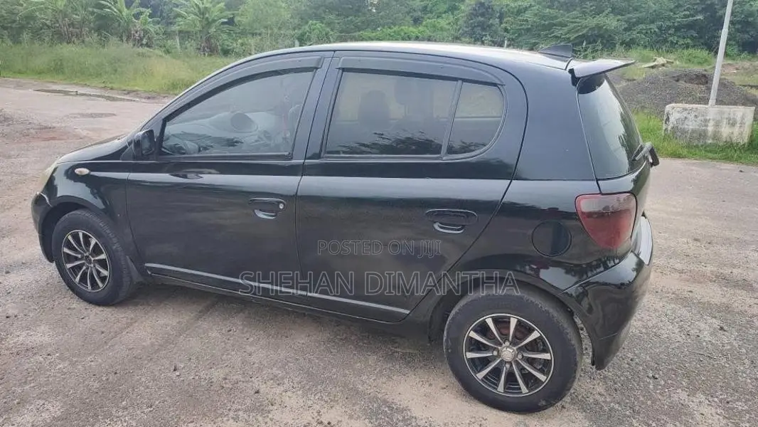 Toyota Vitz 2000 Car (Used)
