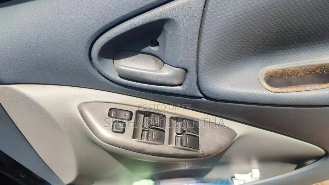 Toyota Vitz 2000 Car (Used)