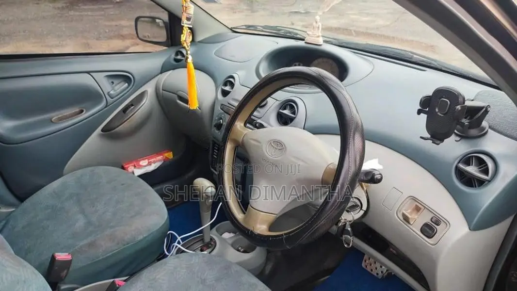 Toyota Vitz 2000 Car (Used)