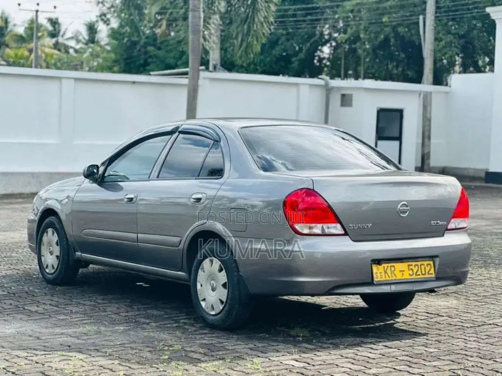 Nissan N16 2011 Car (Used)