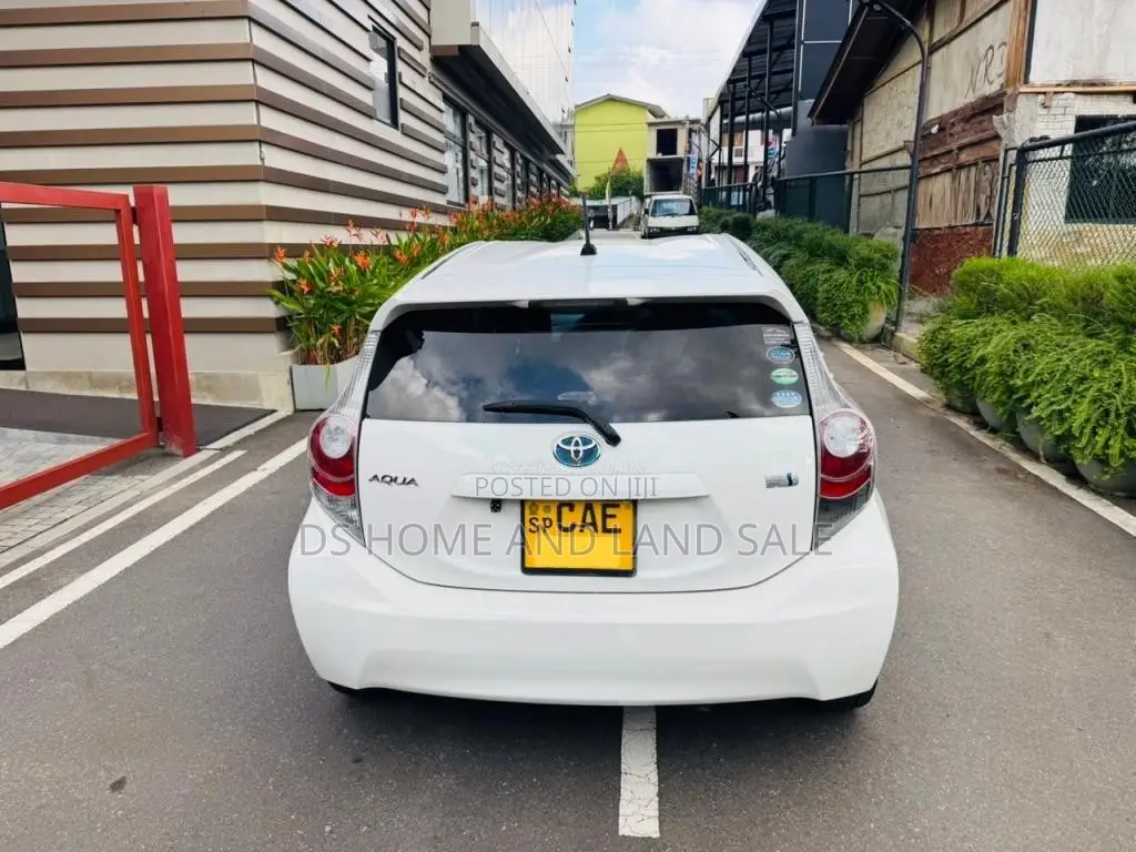 Toyota Aqua 2014 Car (Used)