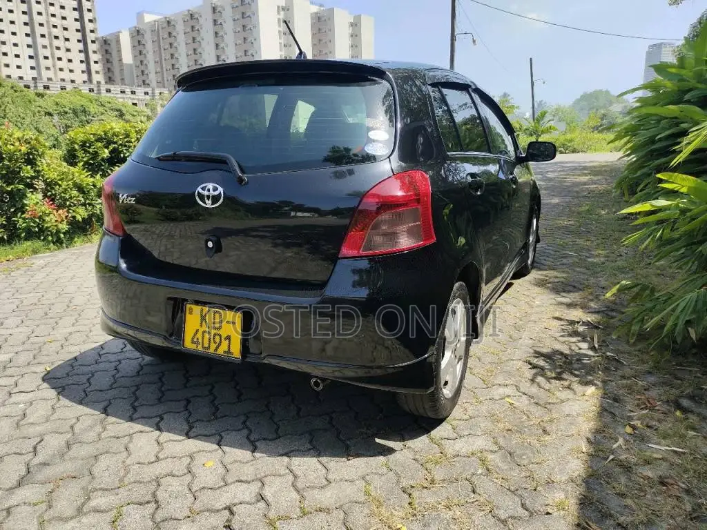Toyota Vitz 2005 Car (Used)