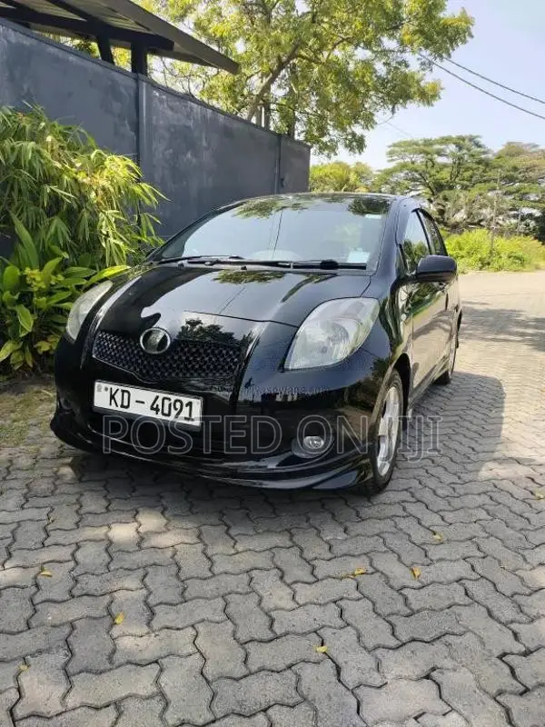 Toyota Vitz 2005 Car (Used)